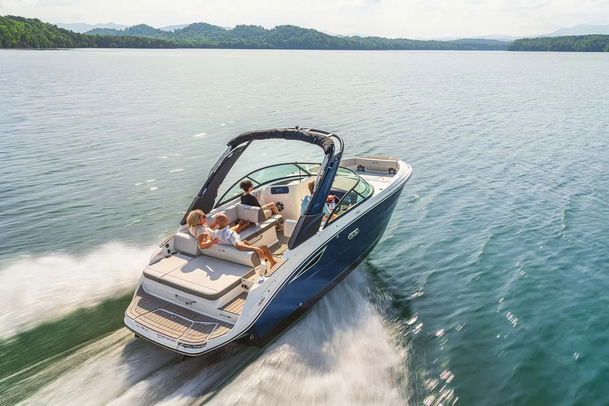 Sea Ray SDX 230: Boot varend op meer