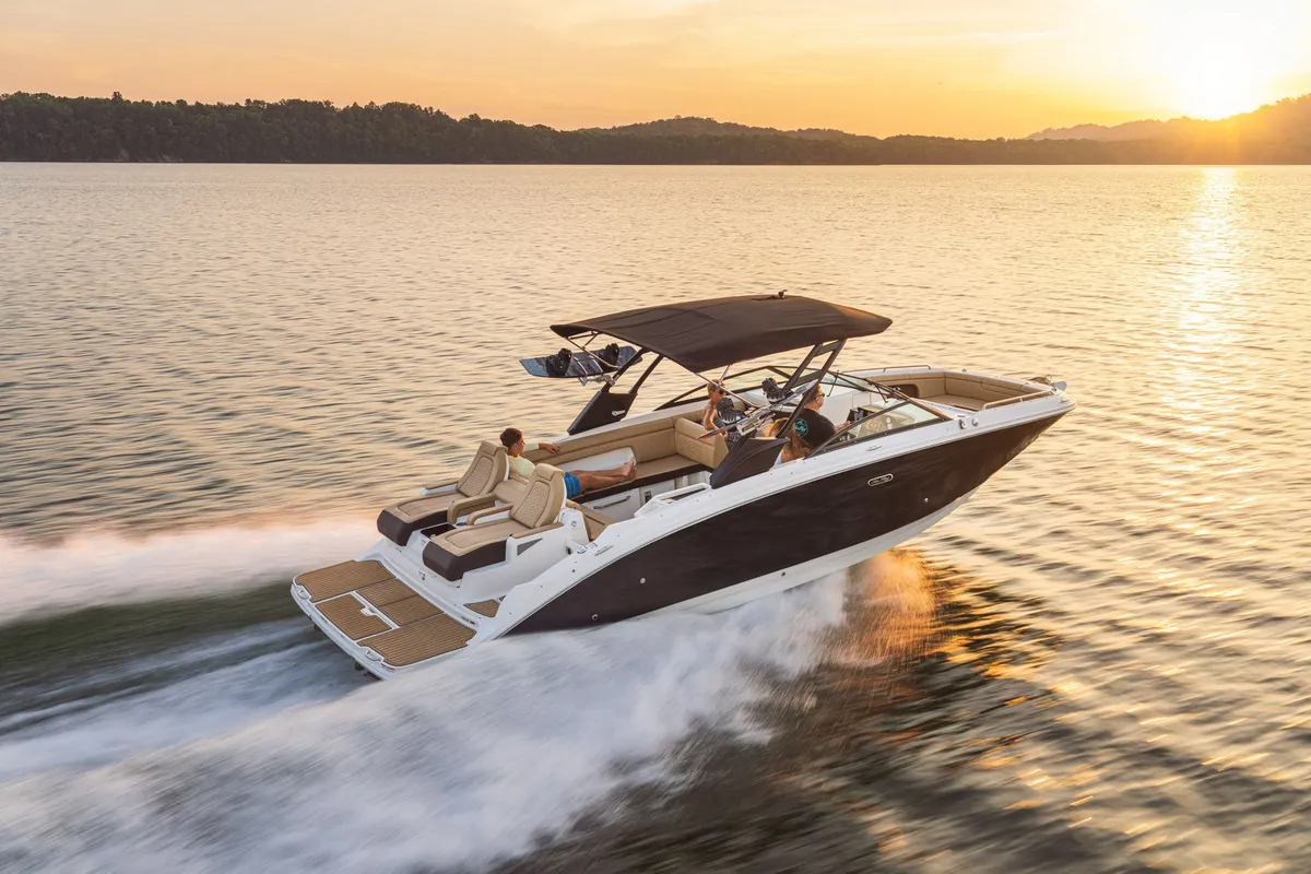 Sea Ray SDX 290: Boot varend bij zonsondergang