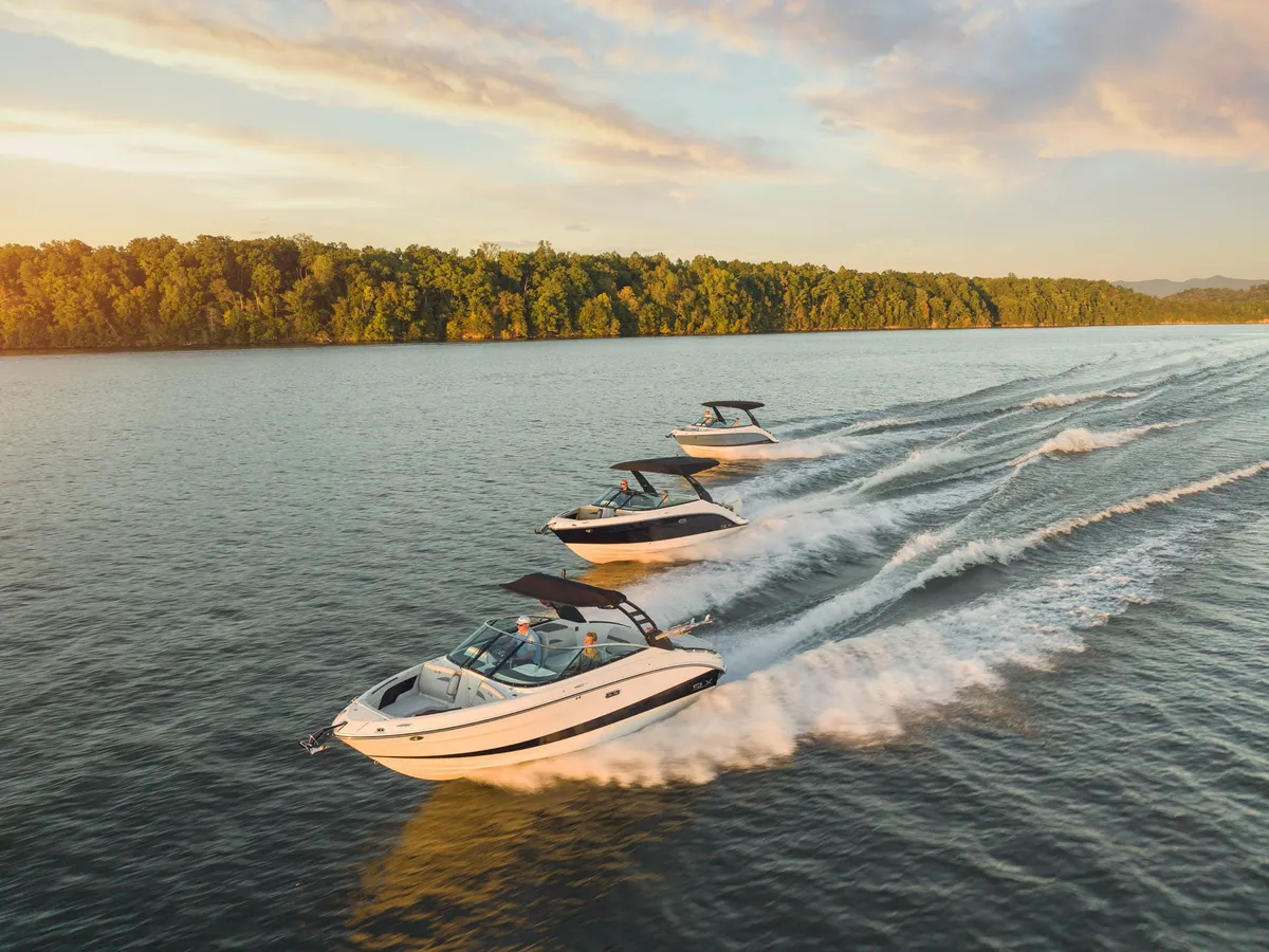 Sea Ray SLX 260: Drie boten varen op meer