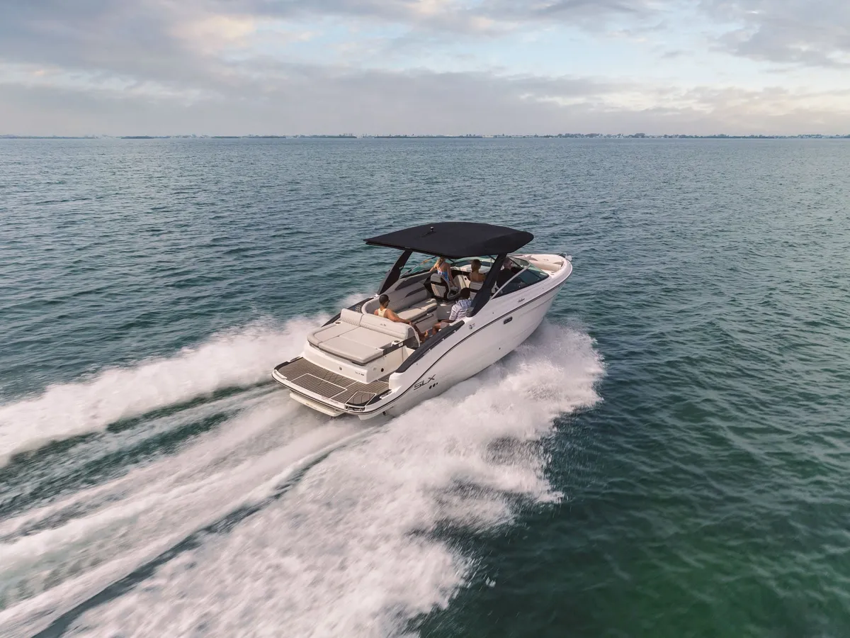 Sea Ray SLX 280: Boot varend op zee
