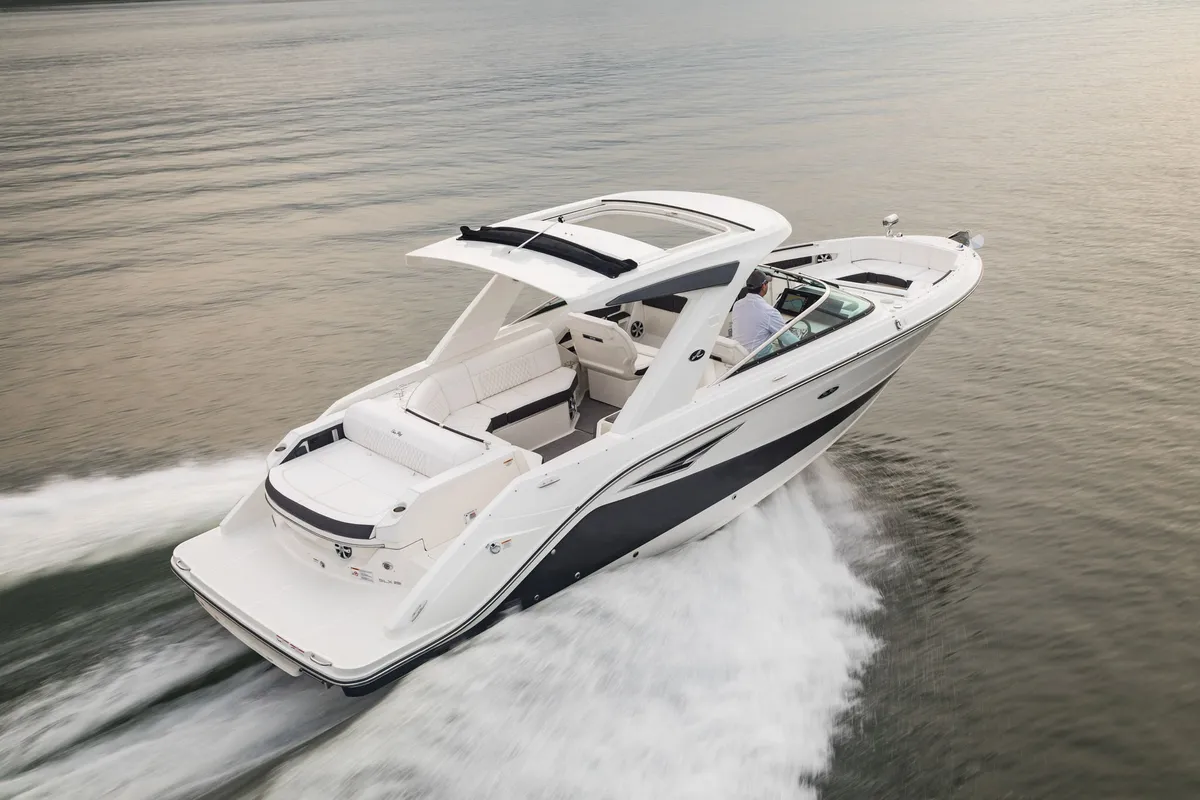 Sea Ray SLX 310: Boot varend op water