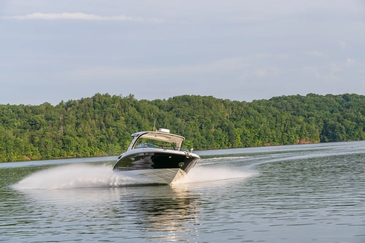 Sea Ray SLX 350: Boot varend op meer