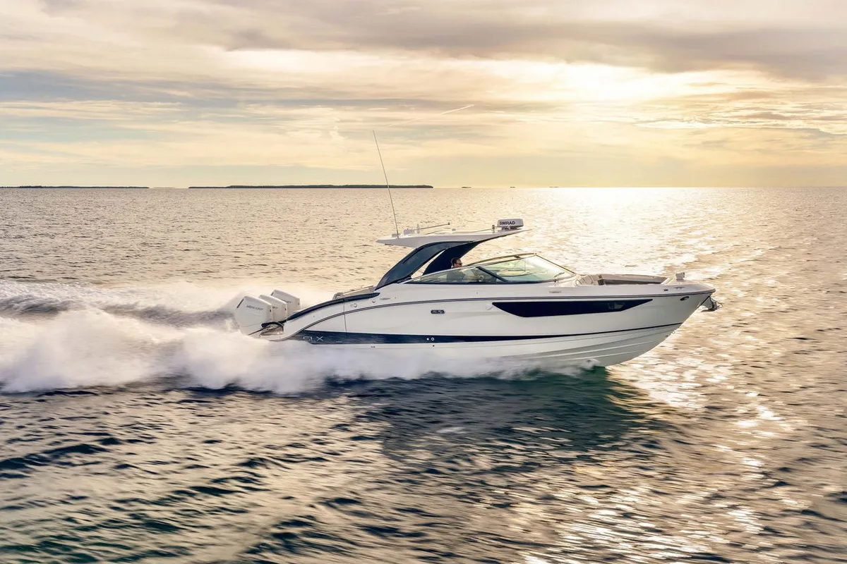 Sea Ray SLX 360 Outboard: Boot varend op zee