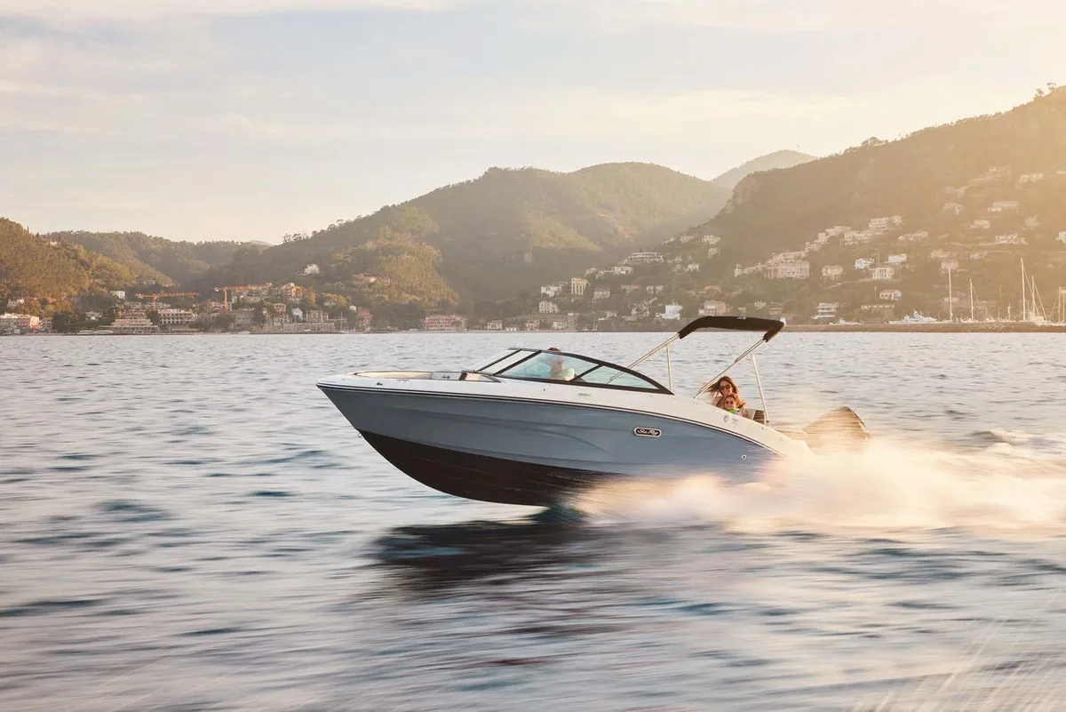 Sea Ray SPX 210 Outboard: Speedboot vaart over zee