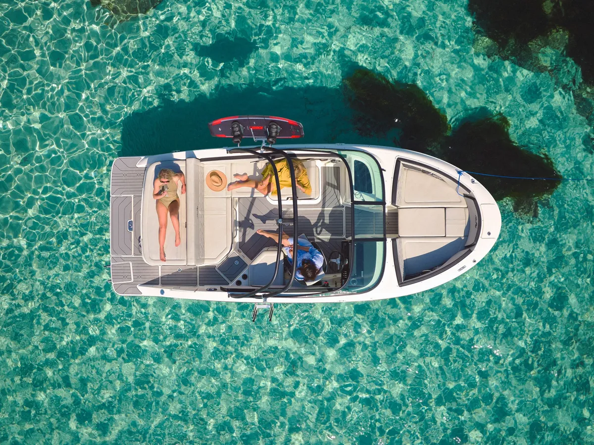 Sea Ray SPX 210: Boot van bovenaf gezien helder water