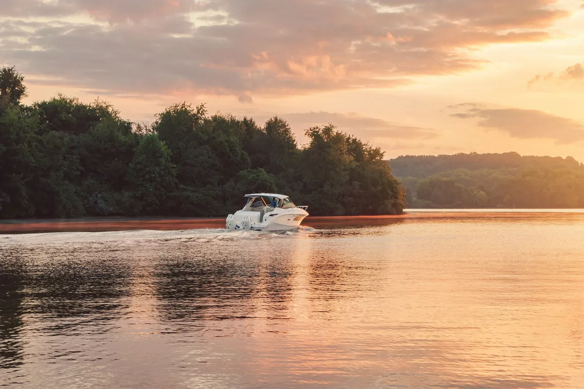 Sea Ray Sundancer 320 Outboard: Boot varend bij zonsondergang