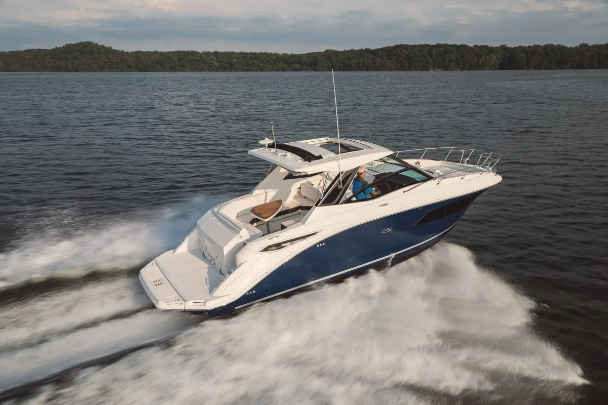 Sea Ray Sundancer 320: Boot varend op water