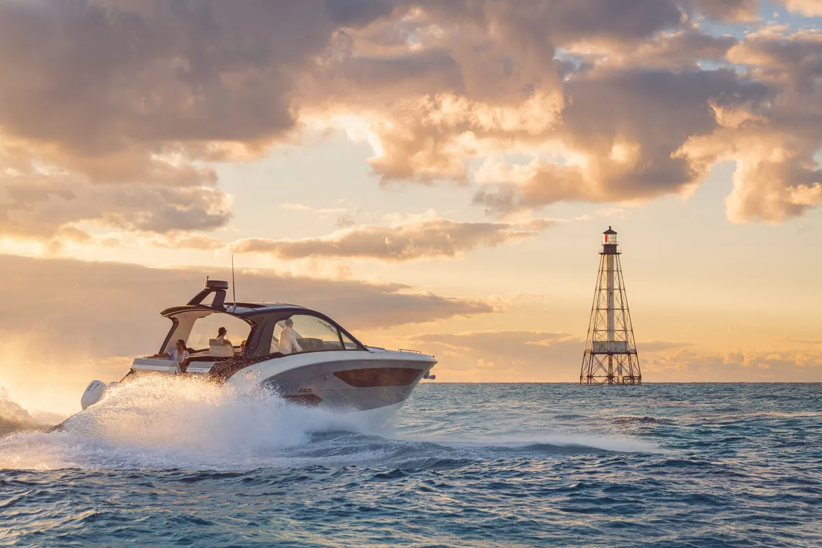 Sea Ray Sundancer 370 Outboard: Boot vaart snel over zee