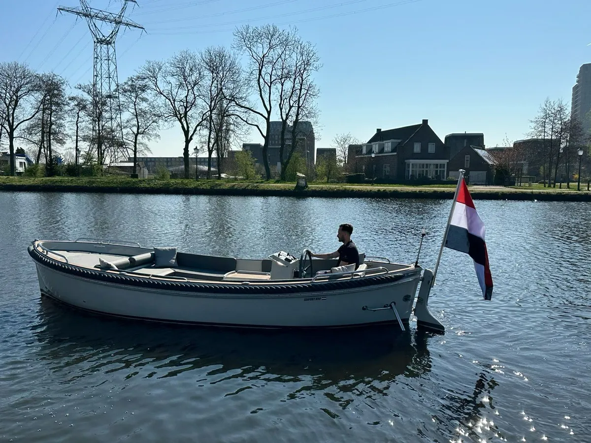 Seafury 650 Comfort: Sloep varend op water