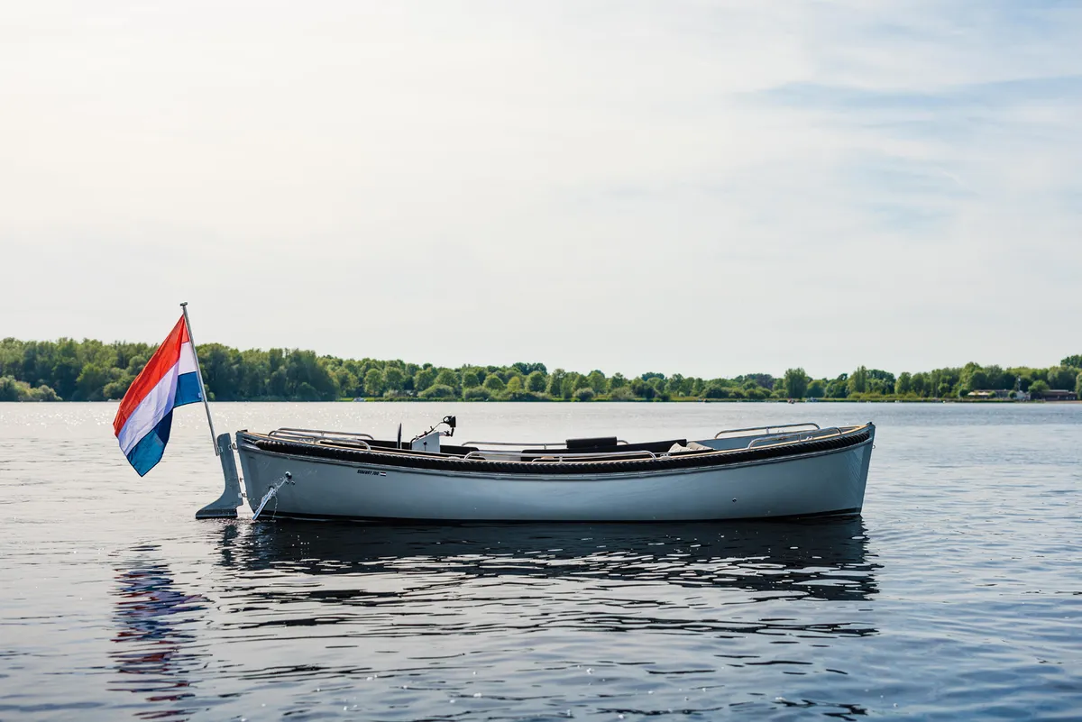 Seafury 700 Comfort: Boot met nederlandse vlag op water