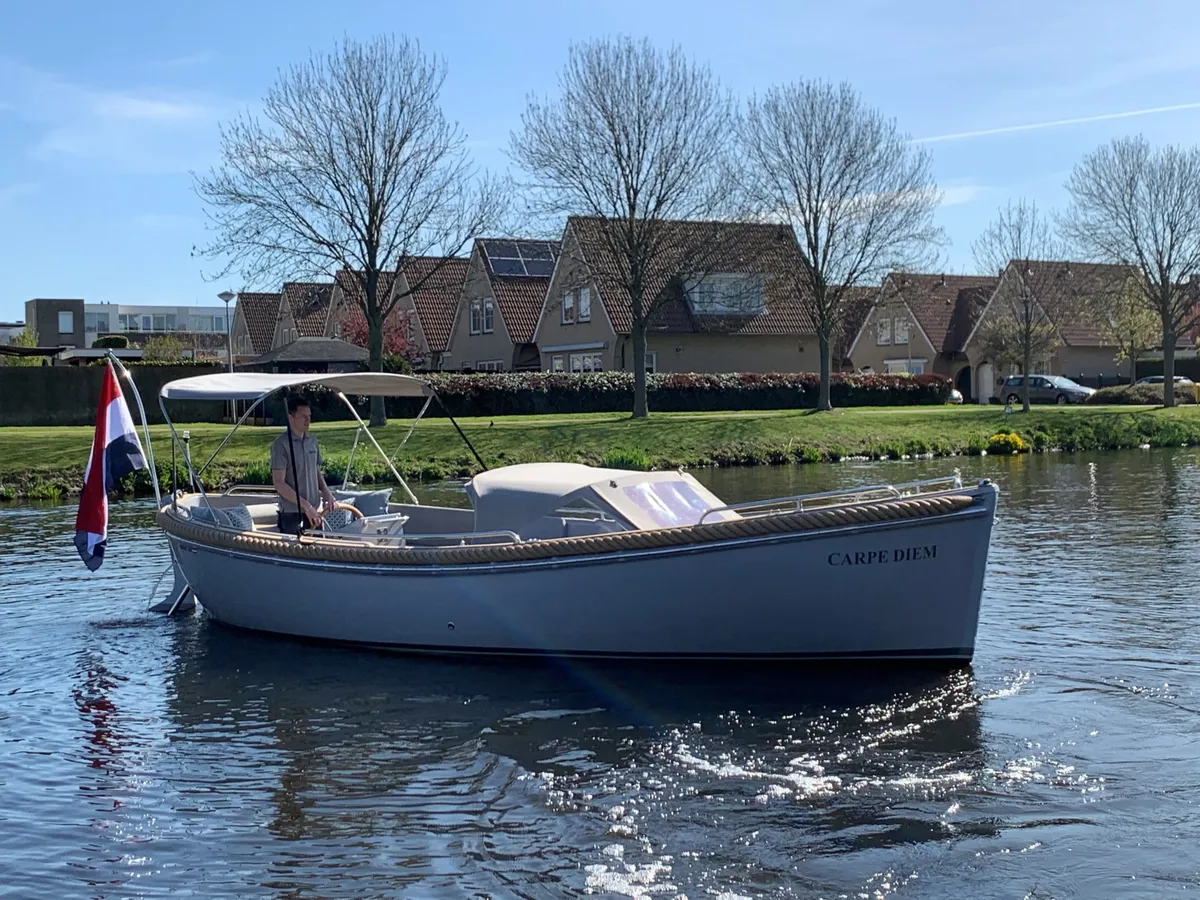 Seafury 730 Comfort: Sloep vaart door woonwijk kanaal