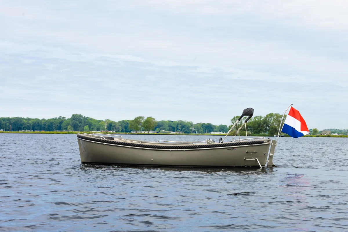 Seafury 800: Boot afgemeerd op water