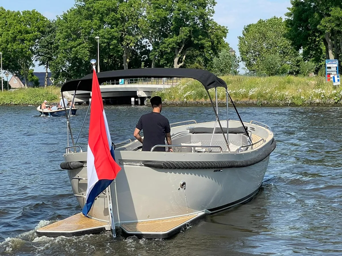 Seafury 900: Boot varend op water