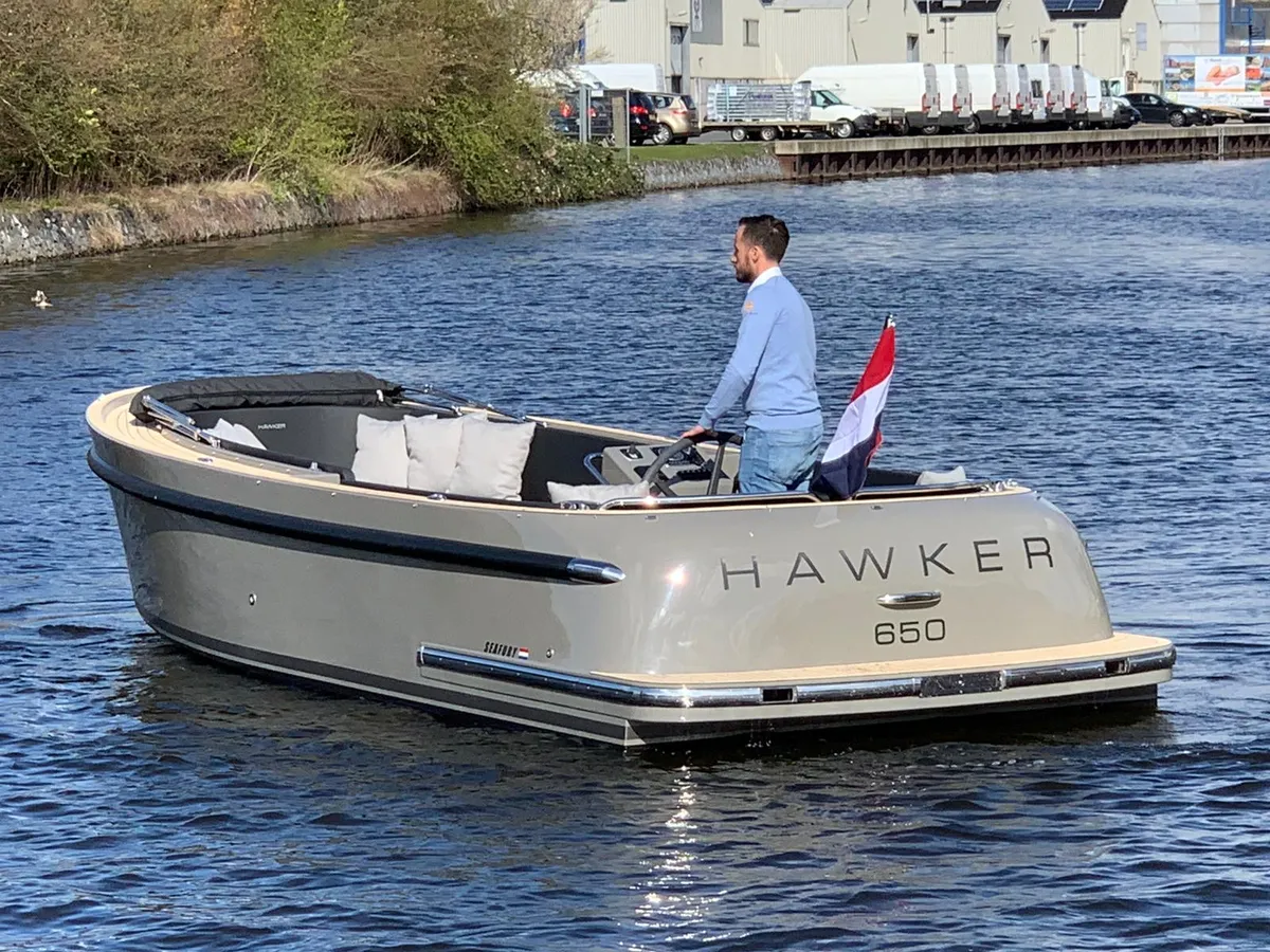 Seafury Tender Hawker 650: Boot vaart op water