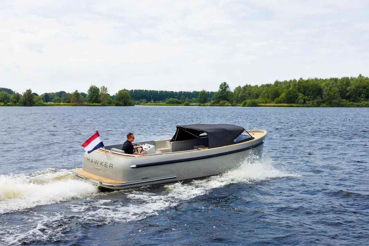 Seafury Tender Hawker 725: Boot varend op meer
