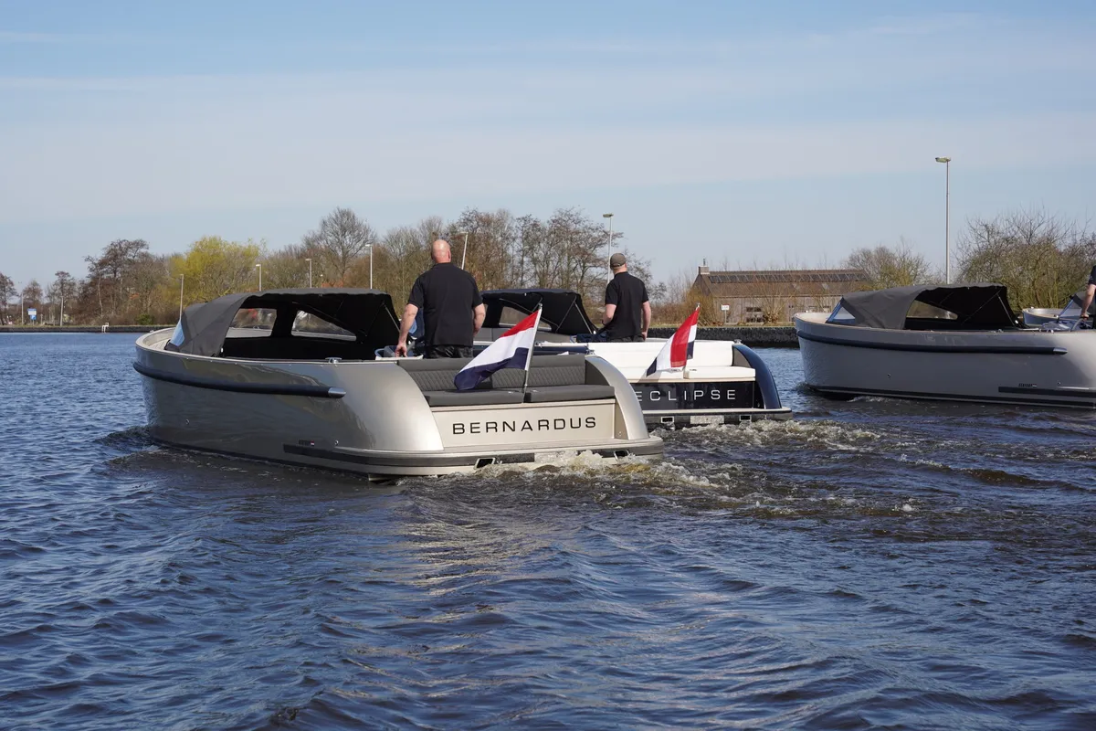 Seafury Tender Hawker Z8: Boten varen op water