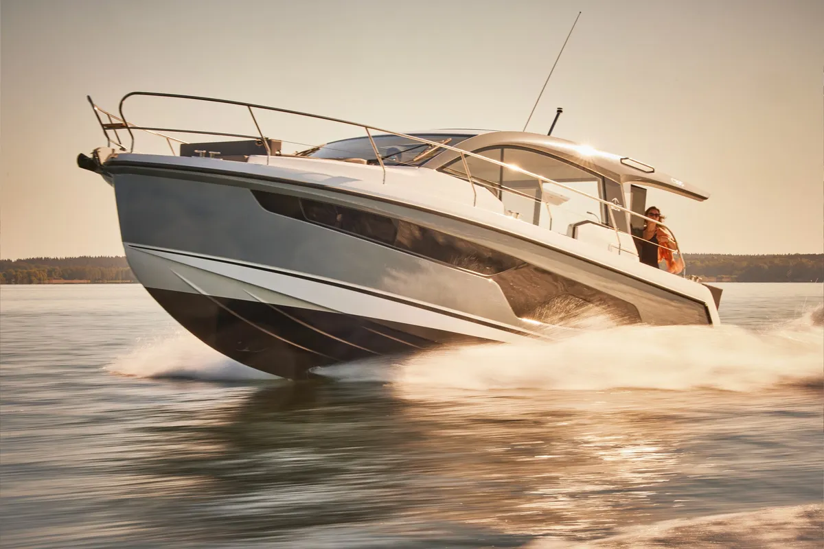 Sealine C335: Boot varend op water
