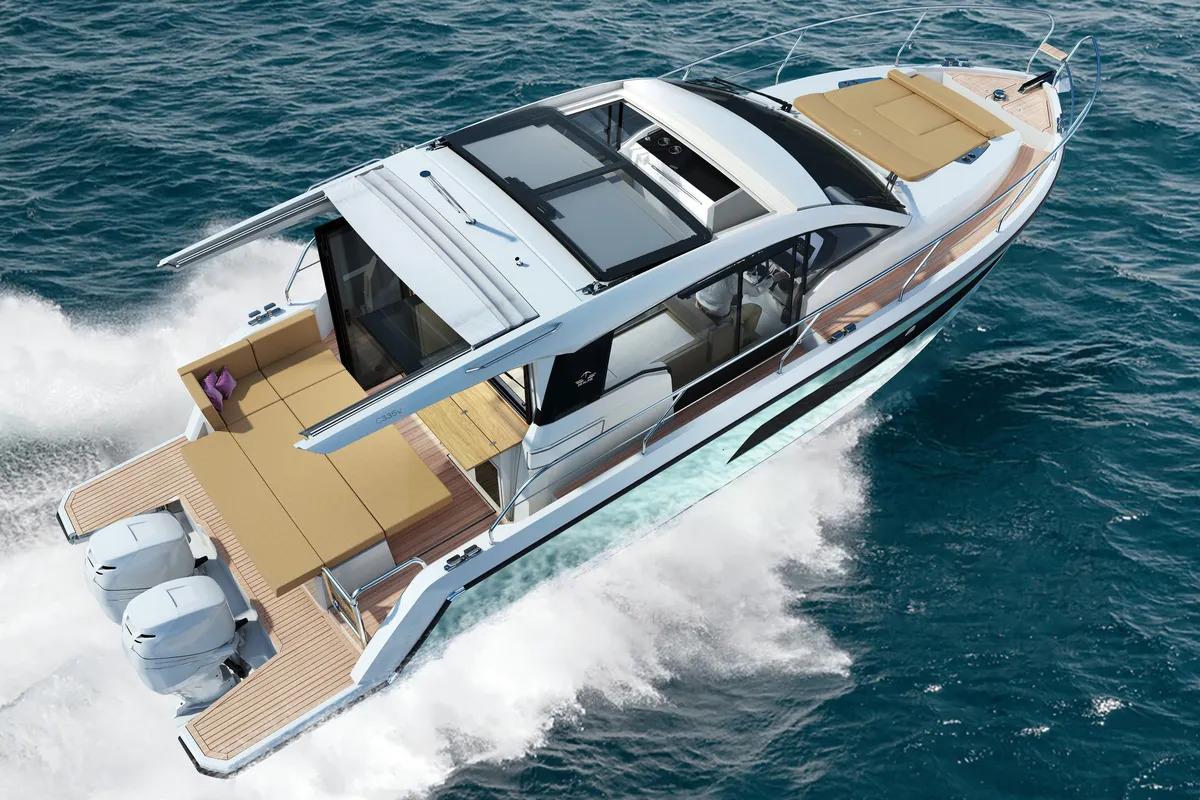 Sealine C335v: Boot varend op zee
