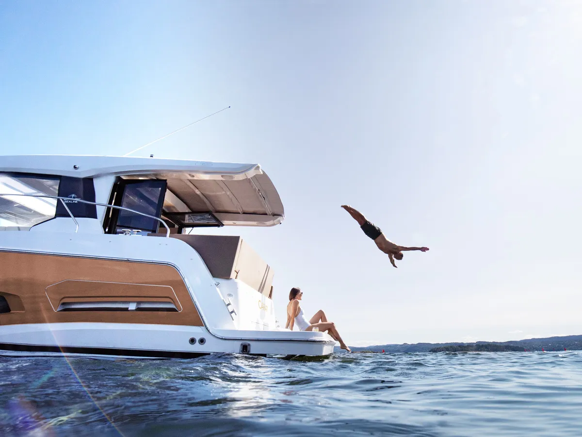 Sealine C390: Man duikt van boot
