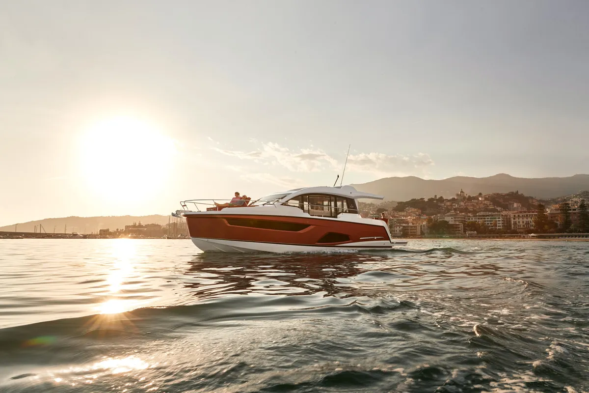 Sealine C430: Boot varend bij zonsondergang