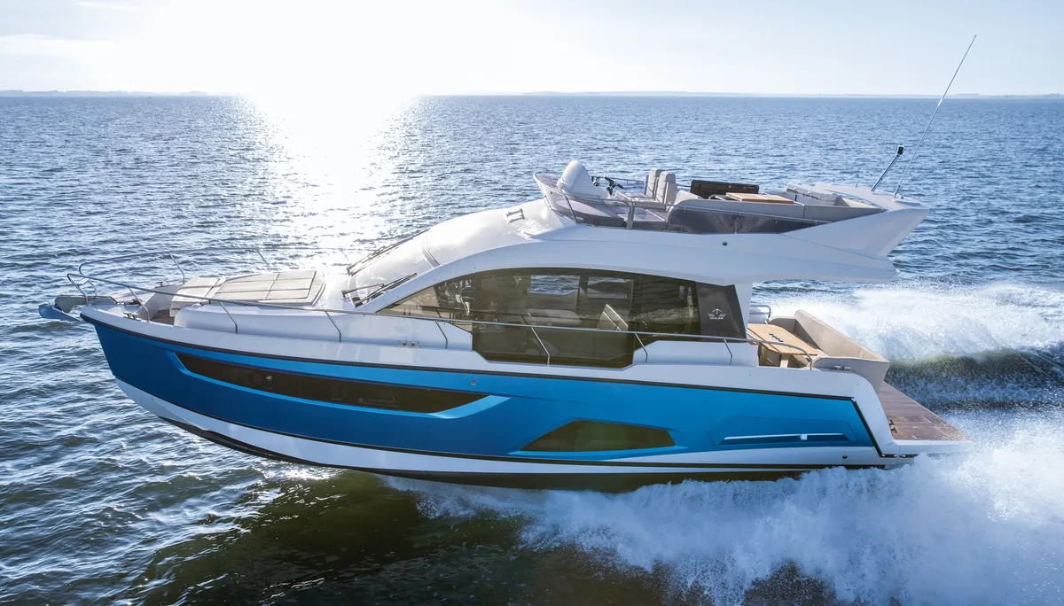Sealine F430: Boot varend op zee