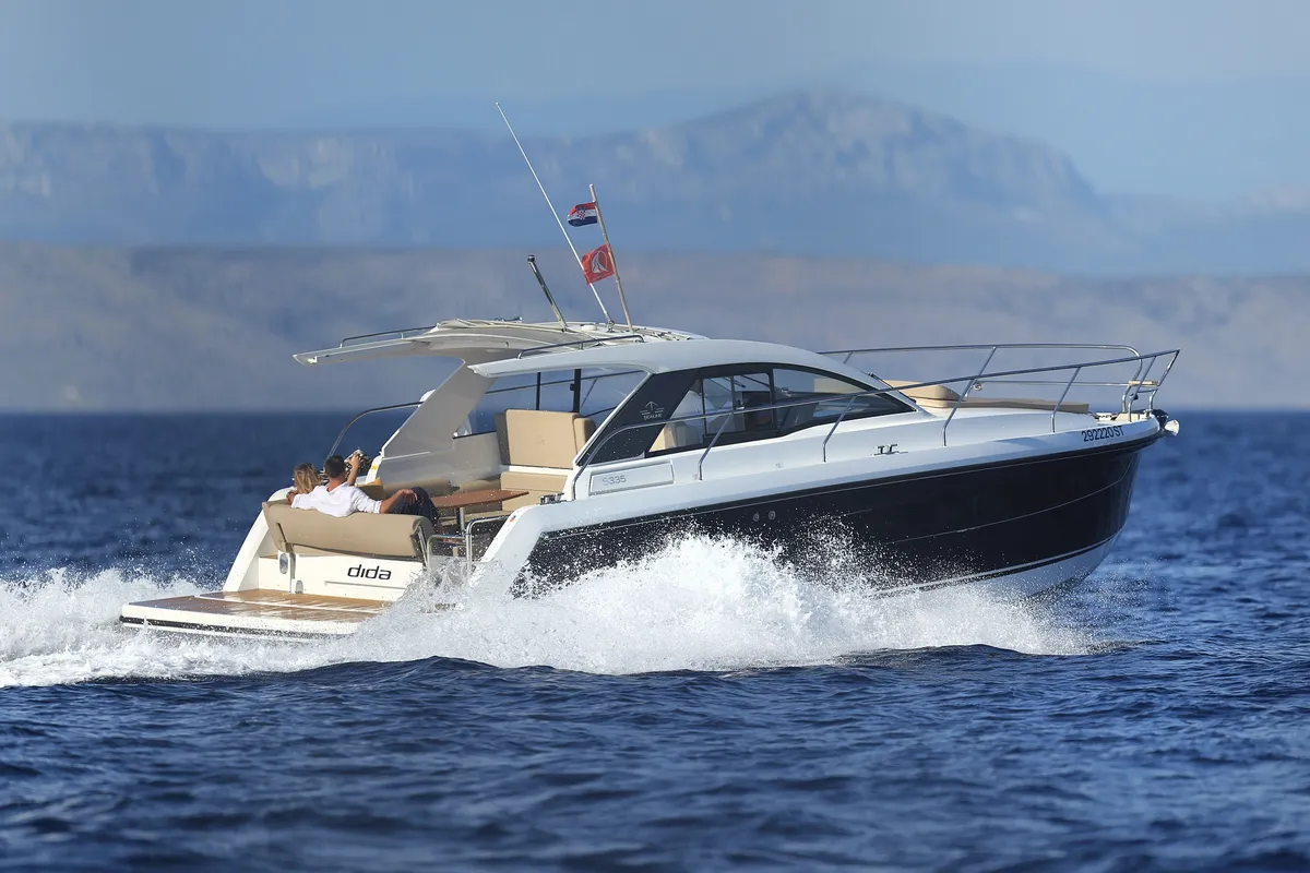 Sealine S335: Boot varend op zee