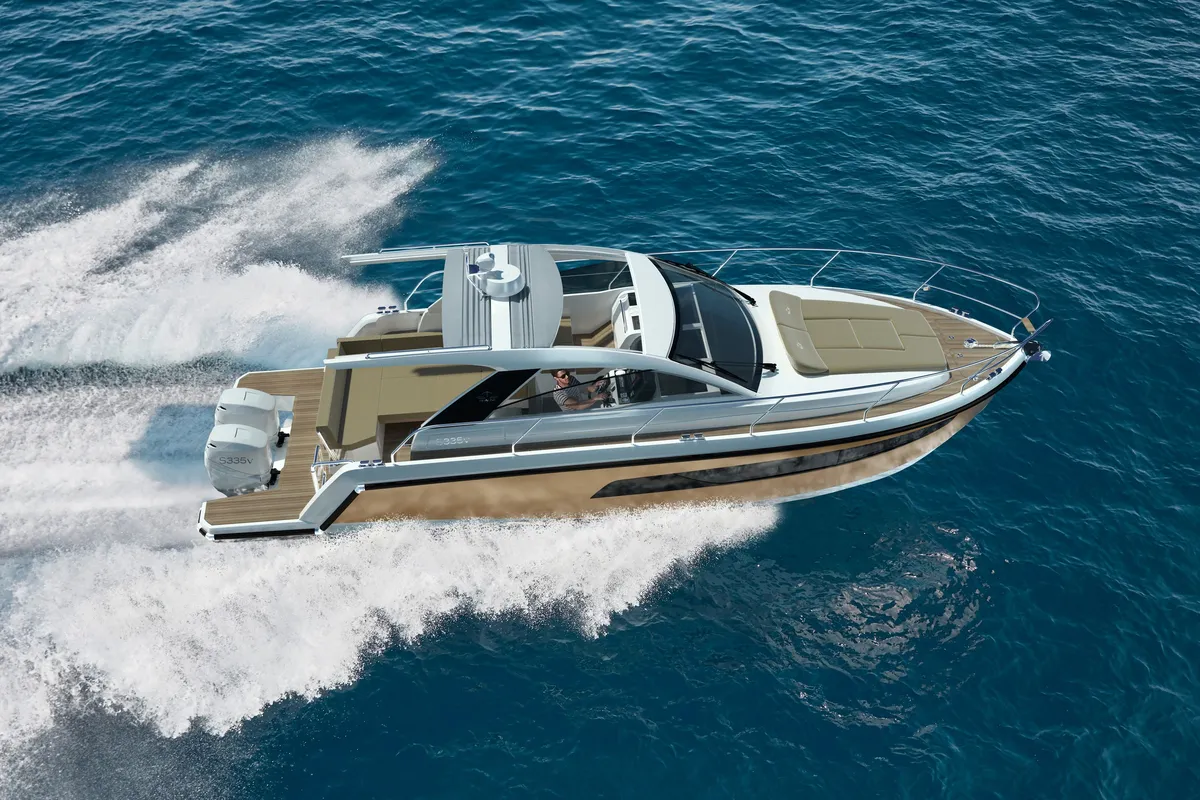 Sealine S335v: Boot varend op zee