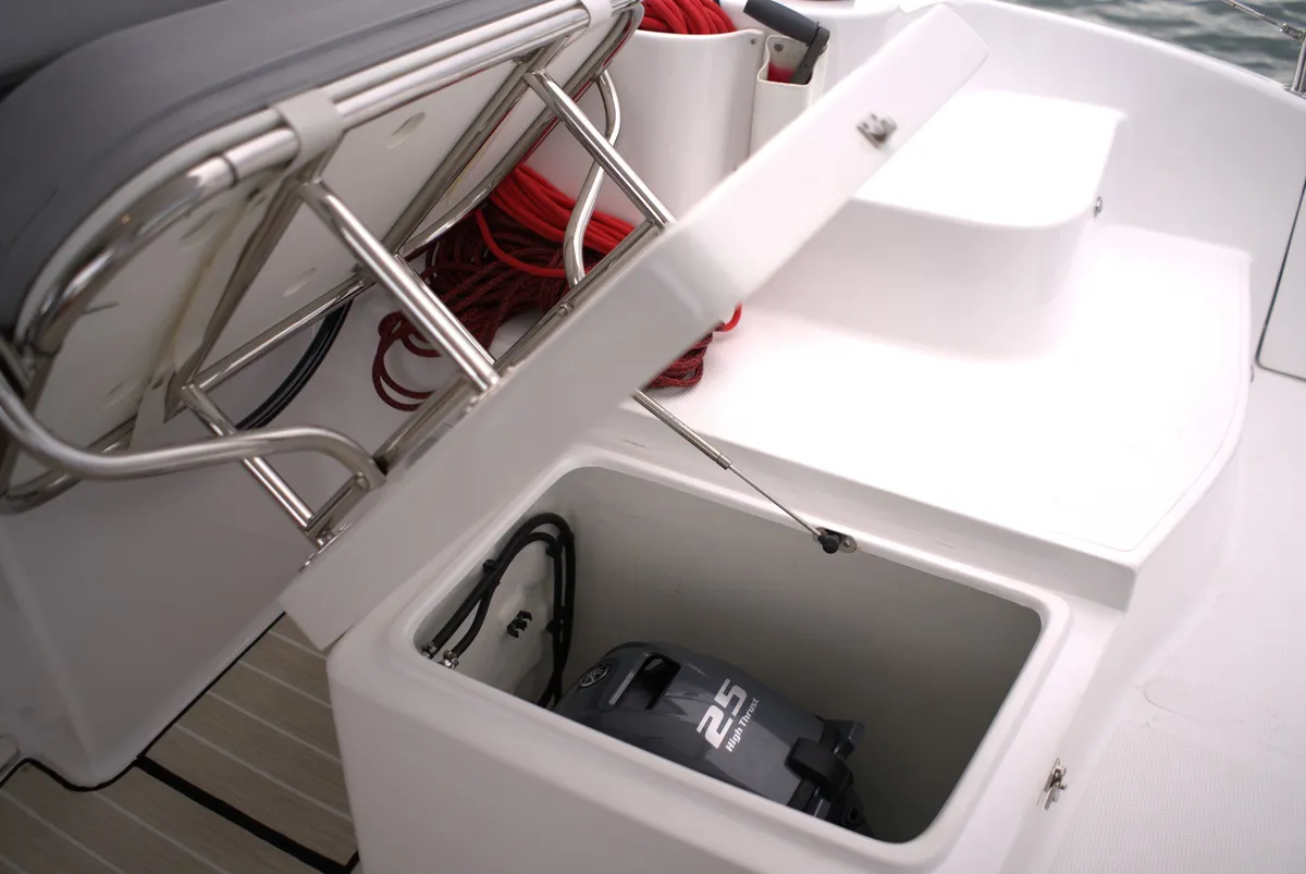 Seawind Catamarans 1160 Resort: Opbergruimte met buitenboordmotor en tou