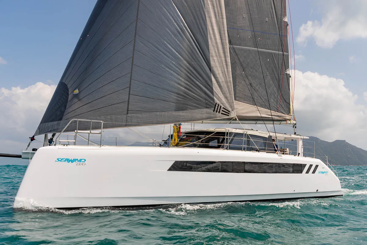 Seawind Catamarans 1370: Catamaran zeilboot varend op zee