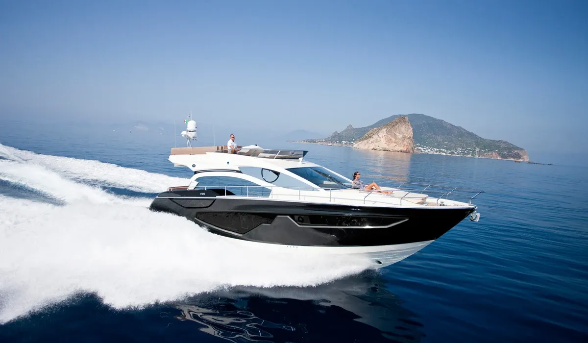 Sessa Marine Fly54: Witte boot vaart op zee