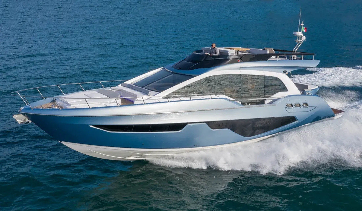 Sessa Marine Fly68 Gullwing: Boot varend op zee