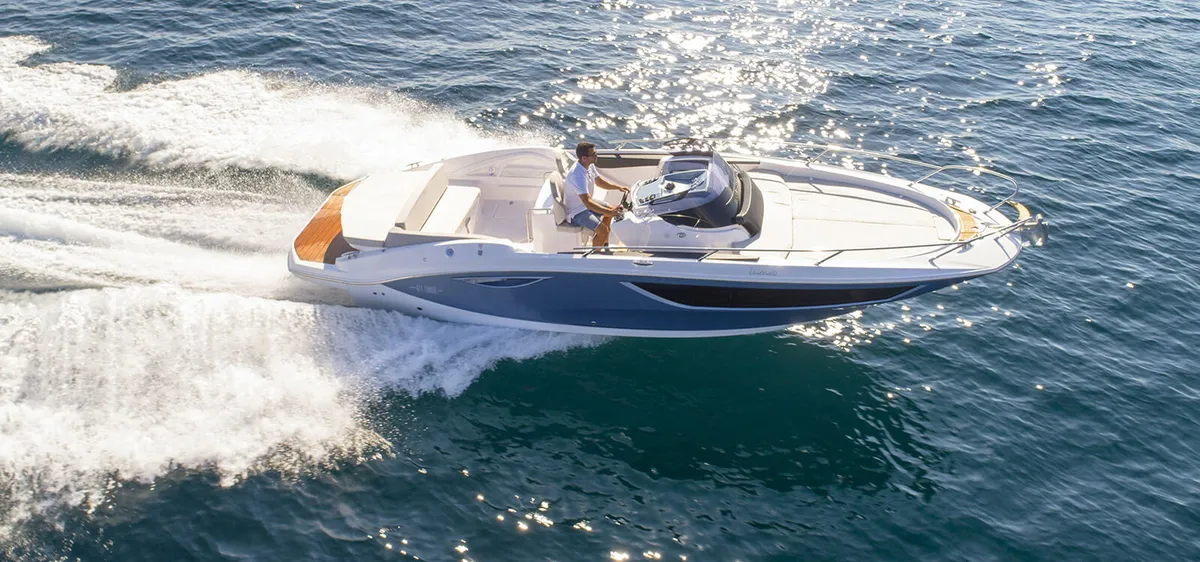 Sessa Marine Key Largo 27: Sportboot varend op zee