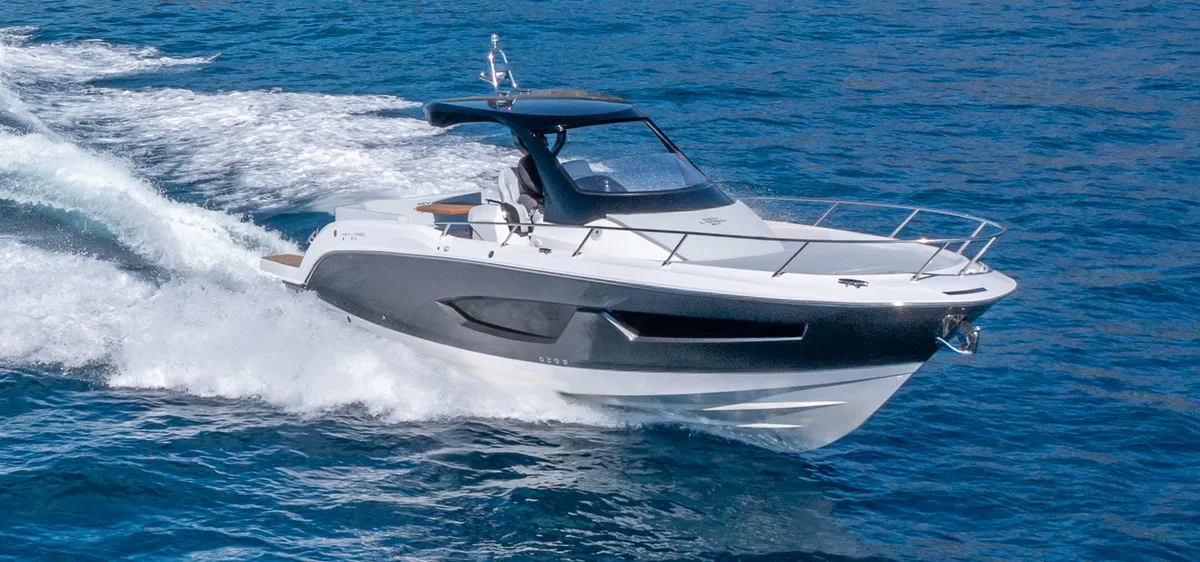 Sessa Marine Key Largo 34: Sportboot varend op zee