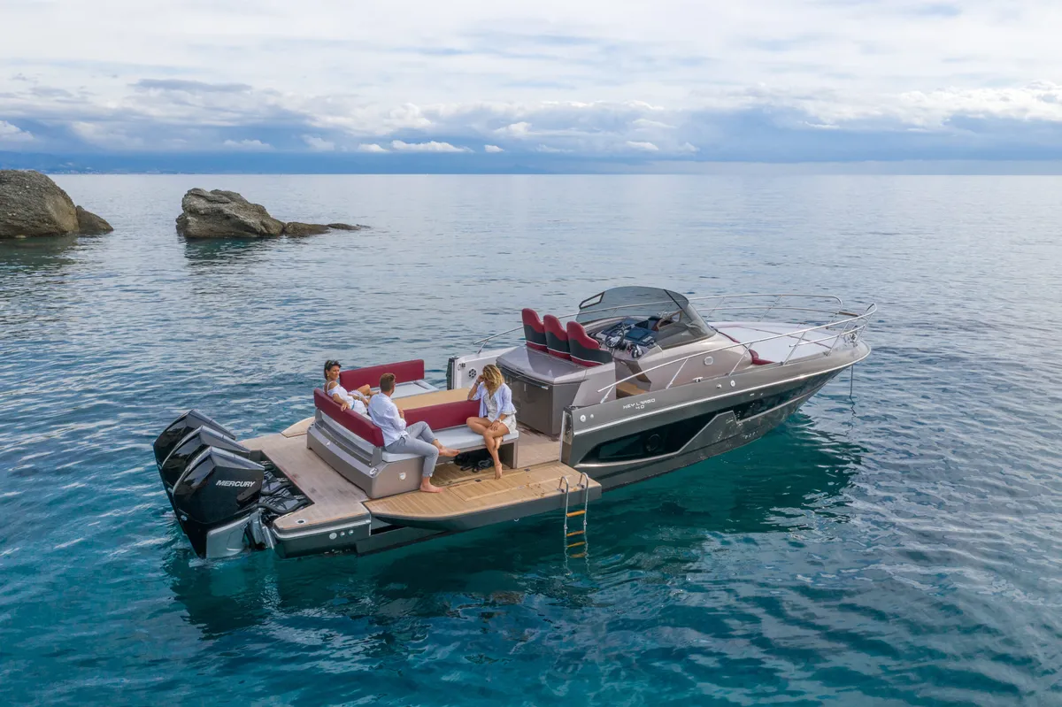 Sessa Marine Key Largo 40: Sportboot op zee van opzij