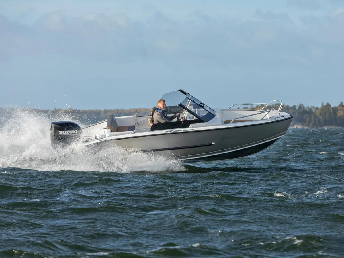 Silver Boats Hawk BR: Boot varend op zee met man