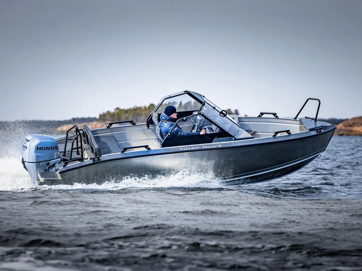 Silver Boats Hawk BRX: Boot varend op water