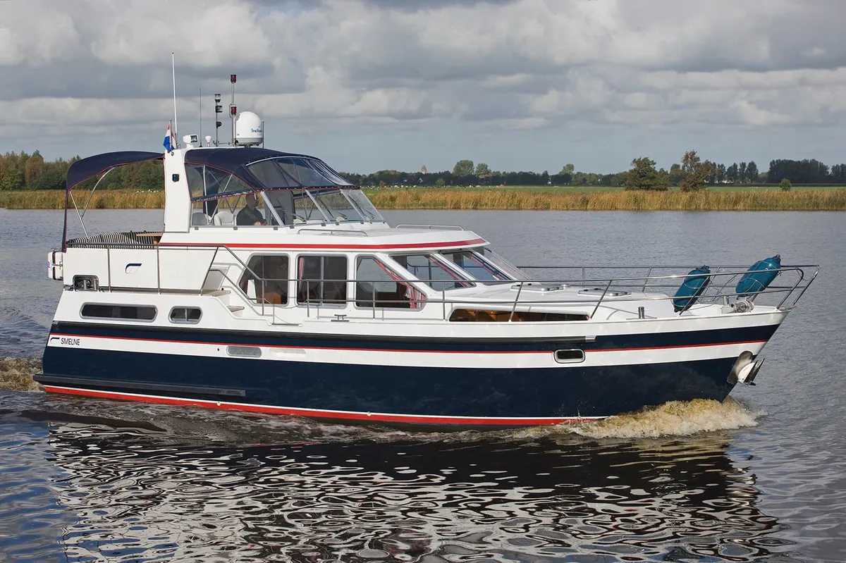 Smelne Yachtcenter 400 S: Motorboot varend op water