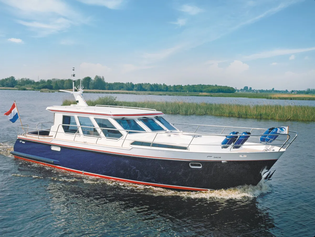 Smelne Yachtcenter 420 OC: Boot varend op water