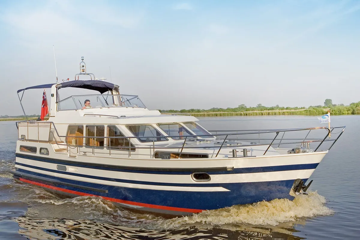 Smelne Yachtcenter 470 S: Motorboot varend op water