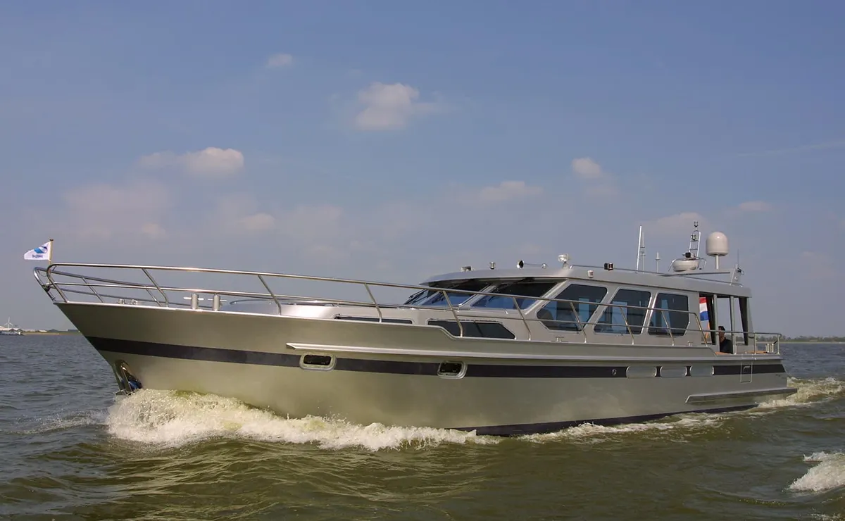 Smelne Yachtcenter Slingshot 500 OC: Motorboot varend op water