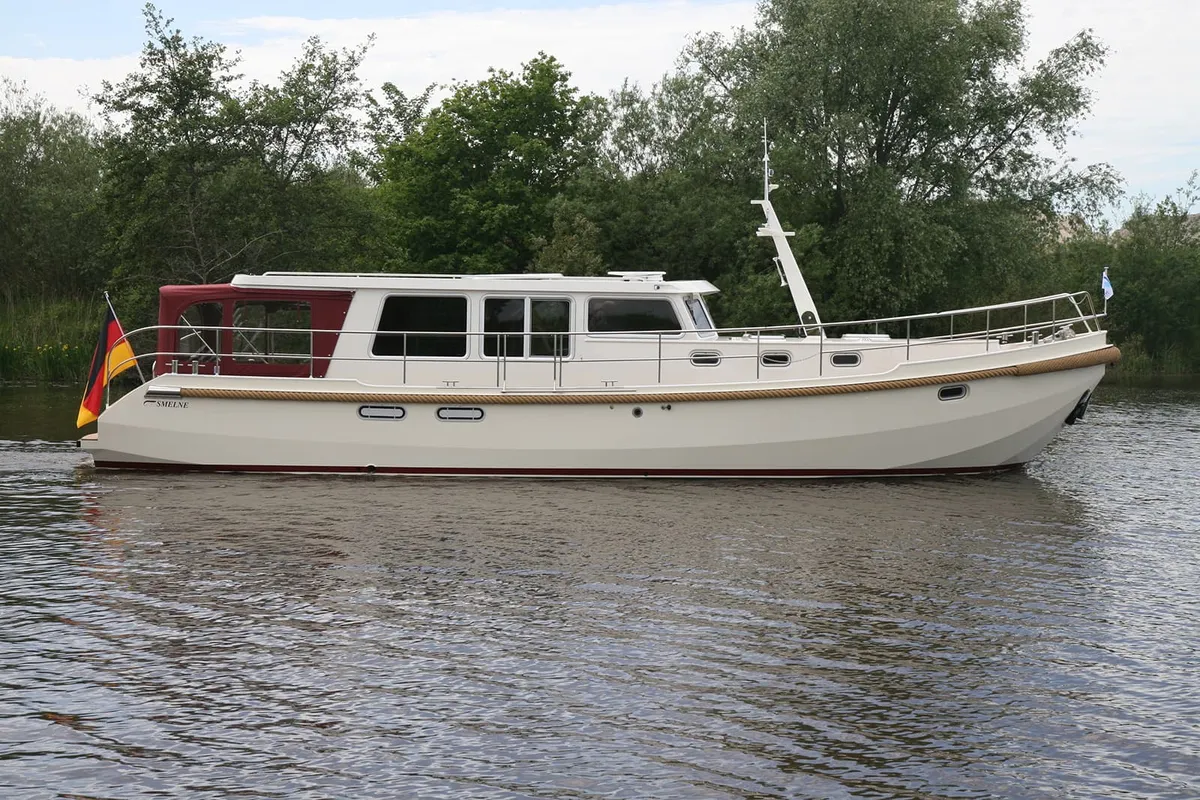 Smelne Yachtcenter Vlet 420 OC: Witte motorboot varend op water