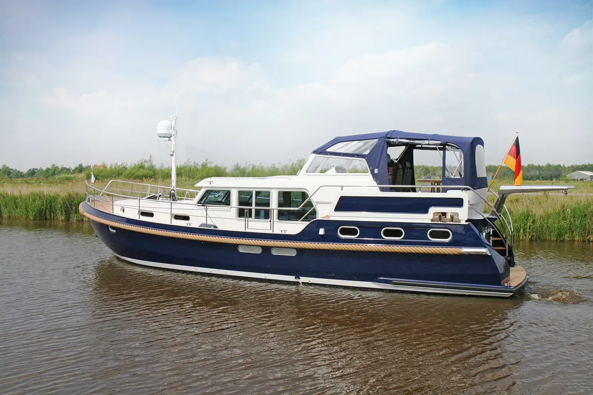 Smelne Yachtcenter Vlet 450 AC: Motorboot varend op water