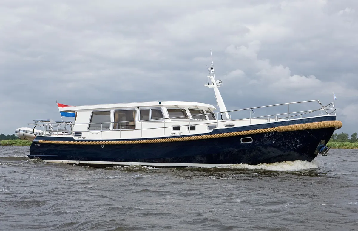 Smelne Yachtcenter Vlet 480 OC: Boot varend op water