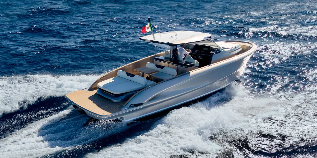 Solaris Power 40 Open: Witte boot vaart snel op zee