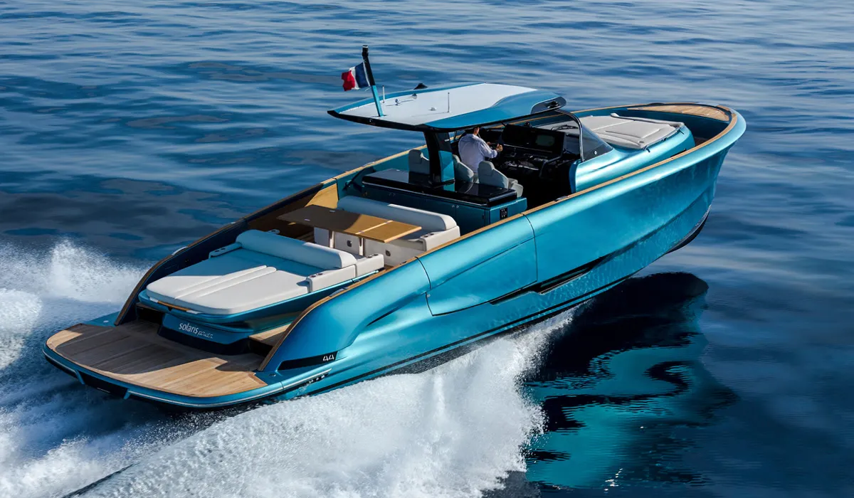 Solaris Power 44 Open: Blauwe boot varend op zee