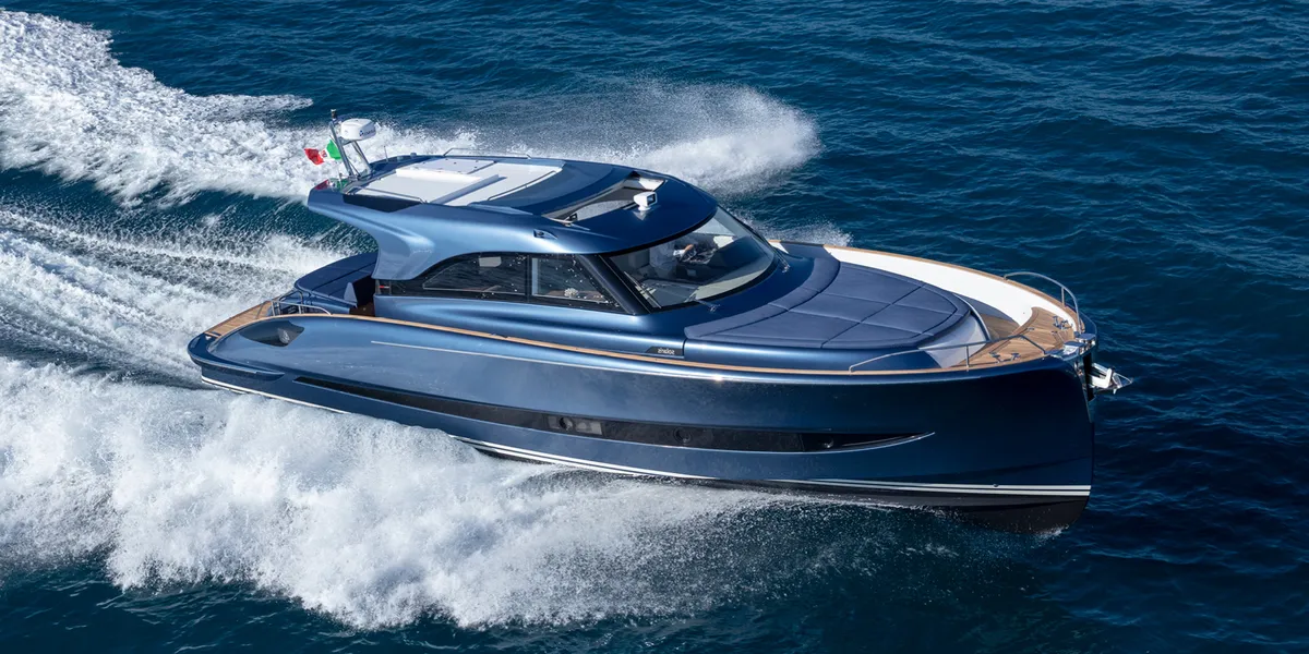Solaris Power 48 Coupé: Blauwe boot varend op zee