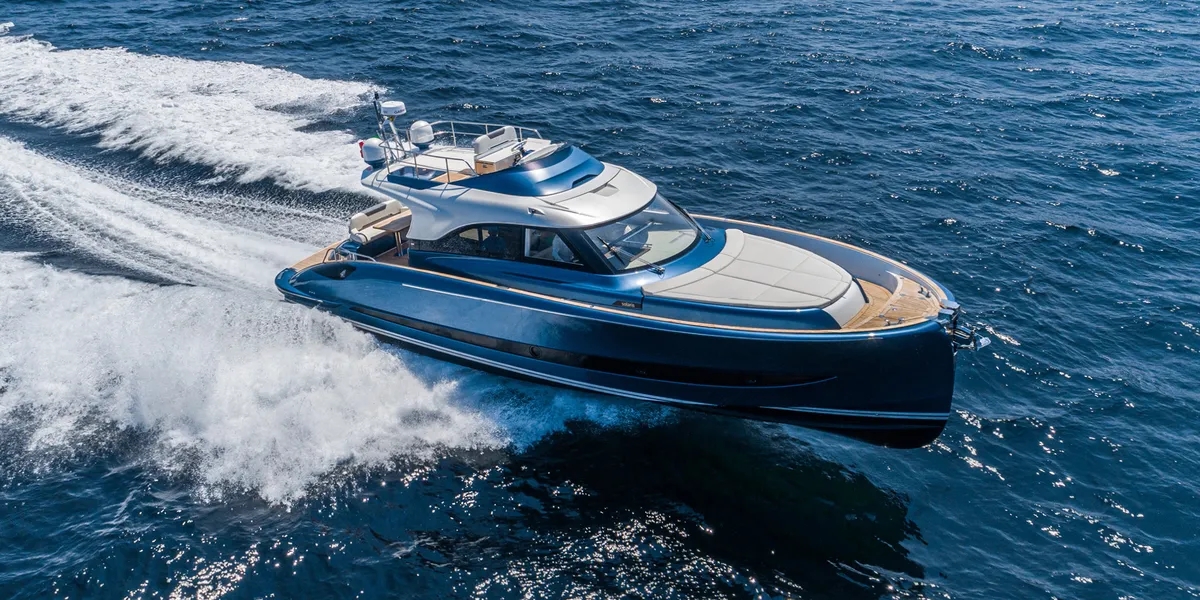 Solaris Power 48 Flybridge: Boot varend op zee