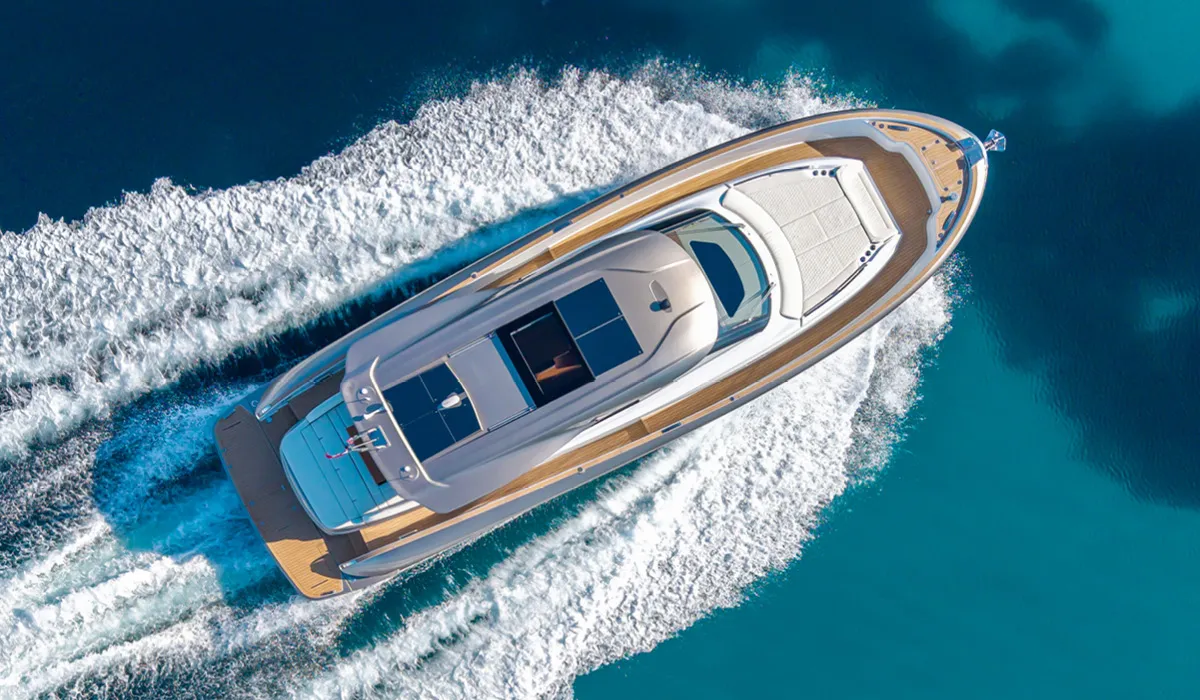 Solaris Power 52 Coupé: Boot varend op zee vanuit vogelperspecti