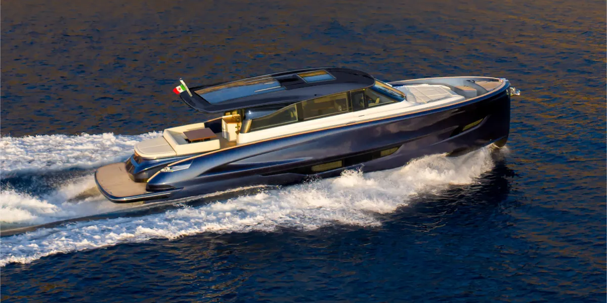 Solaris Power 60 Coupé: Boot varend op zee