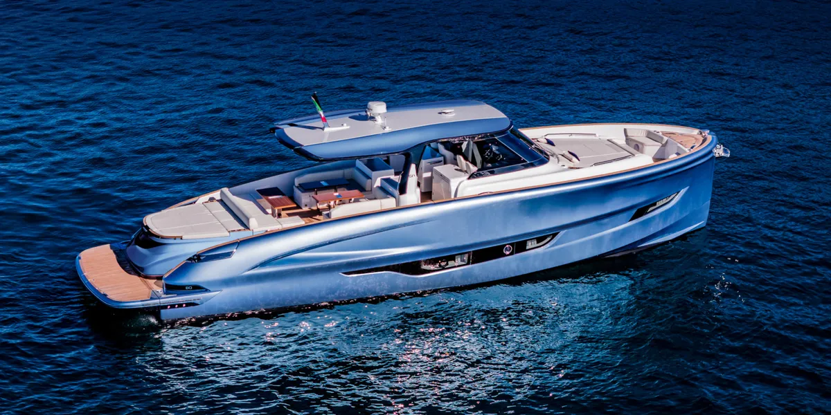 Solaris Power 60 Open ST: Luxe motorjacht varend op zee
